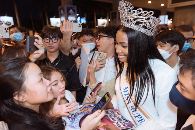 Lalela Mswane - Hoa hậu Siêu quốc gia 2022 bất ngờ đến Việt Nam - Ảnh 3.