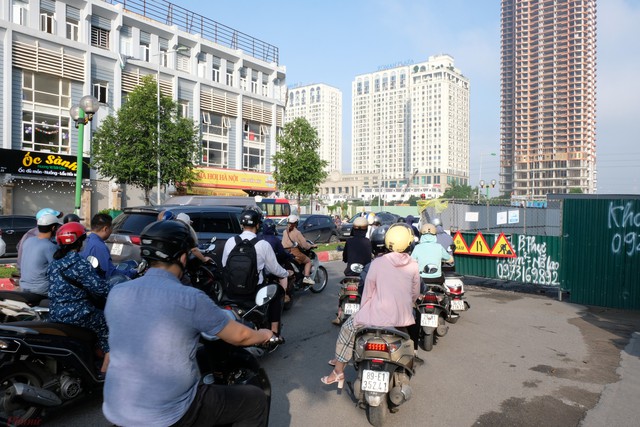 Thanh tra Sở GTVT Hà Nội đề nghị thu giấy phép thi công, dỡ rào trên đường Vũ Trọng Khánh - Ảnh 1.