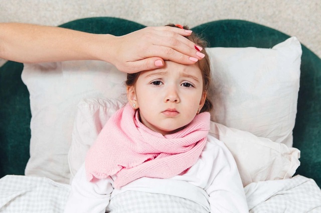 Cha mẹ mệt mỏi vì con ốm sốt không rõ nguyên nhân