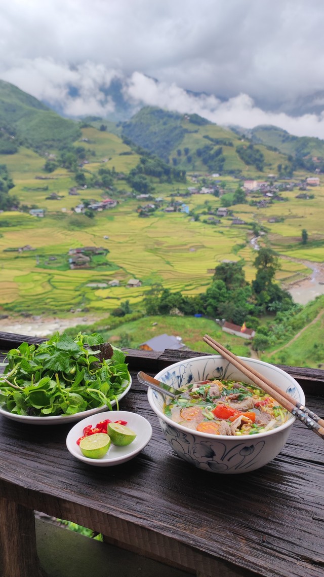 Người trẻ &quot;sốt&quot; trào lưu lên núi cao ăn mì tôm, ngắm view cực đỉnh - Ảnh 2.