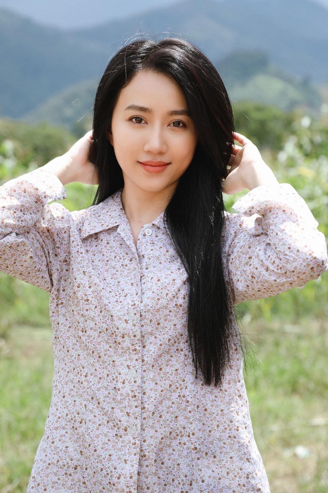 Rũ bỏ hình ảnh gái quê 'Mẹ rơm', Huỳnh Hồng Loan gợi cảm ngoài đời - Ảnh 2.