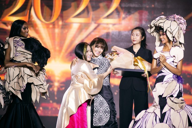 Hoa hậu Siêu quốc gia 2022 và Kim Duyên lộng lẫy mở màn BST của Tuyết Lê - Ảnh 2.