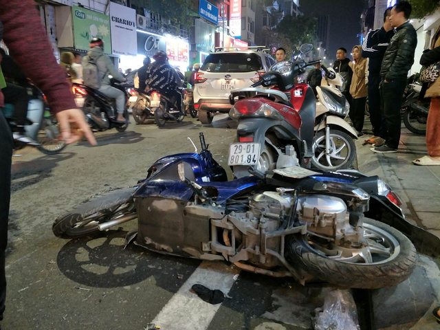 Hà Nội: Xe ô tô tông liên hoàn 10 xe máy trước cổng trường - Ảnh 3.