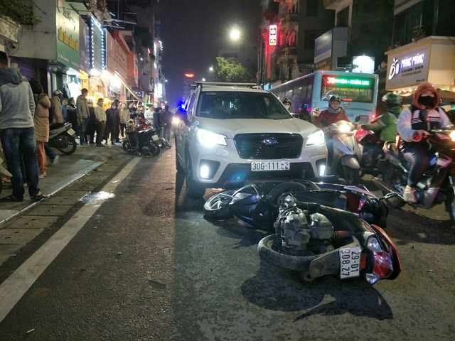 Hà Nội: Xe ô tô tông liên hoàn 10 xe máy trước cổng trường - Ảnh 2.