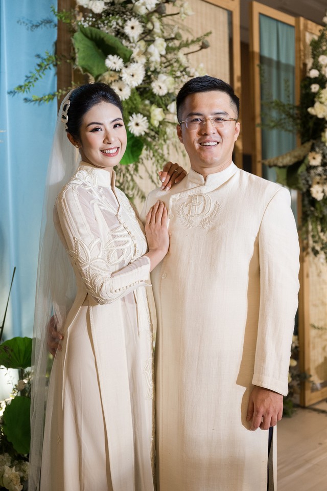 Đám cưới Hoa hậu Ngọc Hân: Mẹ cô dâu ôm con gái thật chặt - Ảnh 2.