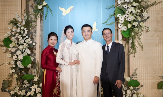Đám cưới Hoa hậu Ngọc Hân: Mẹ cô dâu ôm con gái thật chặt - Ảnh 4.