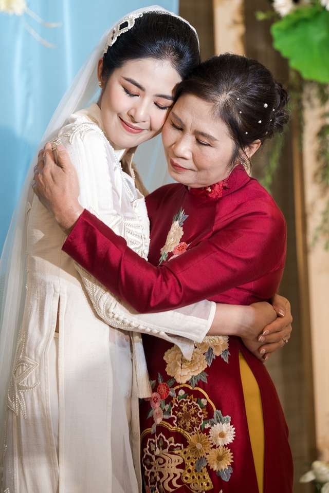 Đám cưới Hoa hậu Ngọc Hân: Mẹ cô dâu ôm con gái thật chặt - Ảnh 5.