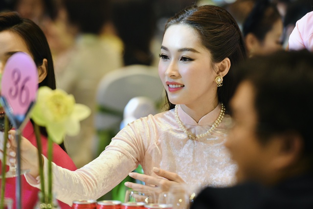 Đám cưới Hoa hậu Ngọc Hân: Đỗ Mỹ Linh nổi bật trong dàn khách mời vì ngoại hình gây chú ý - Ảnh 4.