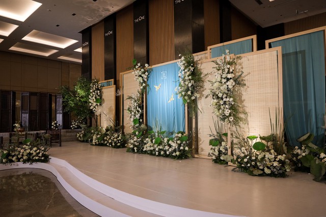 Những hình ảnh đầu tiên trong không gian tiệc cưới tràn ngập hoa sen của Hoa hậu Ngọc Hân - Ảnh 7.
