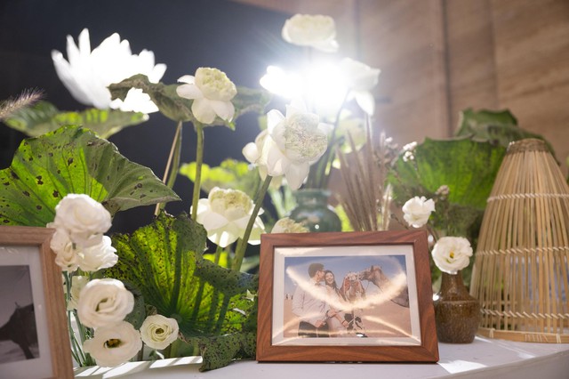 Những hình ảnh đầu tiên trong không gian tiệc cưới tràn ngập hoa sen của Hoa hậu Ngọc Hân - Ảnh 10.