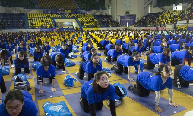 &quot;Mãn nhãn&quot; với hình ảnh gần 1.000 mẹ bầu đồng diễn Yoga  - Ảnh 10.