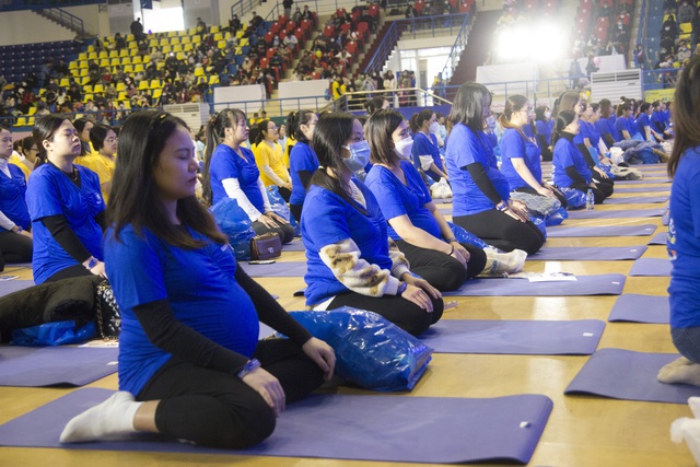 &quot;Mãn nhãn&quot; với hình ảnh gần 1.000 mẹ bầu đồng diễn Yoga  - Ảnh 11.