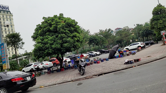 Vườn hoa cấp Thành phố Hà Nội được &quot;tận dụng&quot; làm nơi gửi xe ô tô với giá 2,3 triệu đồng/tháng - Ảnh 20.