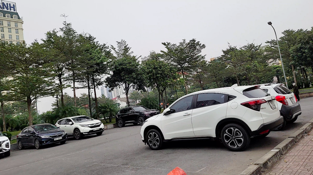 Vườn hoa cấp Thành phố Hà Nội được &quot;tận dụng&quot; làm nơi gửi xe ô tô với giá 2,3 triệu đồng/tháng - Ảnh 6.