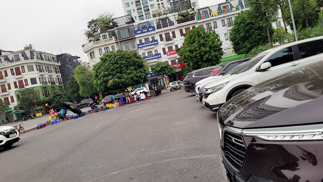 Vườn hoa cấp Thành phố Hà Nội được &quot;tận dụng&quot; làm nơi gửi xe ô tô với giá 2,3 triệu đồng/tháng - Ảnh 5.