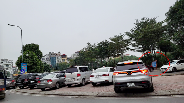 Vườn hoa cấp TP Hà Nội được &quot;tận dụng&quot; làm nơi gửi xe ô tô với giá 2,3 - 2,8 triệu đồng/tháng - Ảnh 5.