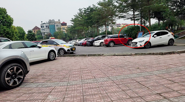 Vườn hoa cấp TP Hà Nội được &quot;tận dụng&quot; làm nơi gửi xe ô tô với giá 2,3 - 2,8 triệu đồng/tháng - Ảnh 6.