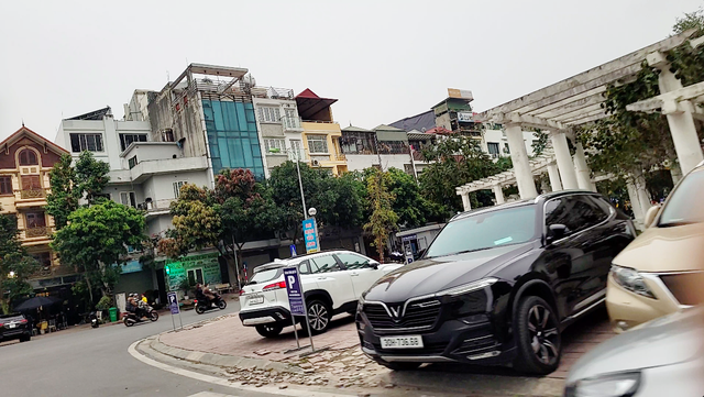 Vườn hoa cấp TP Hà Nội được &quot;tận dụng&quot; làm nơi gửi xe ô tô với giá 2,3 - 2,8 triệu đồng/tháng - Ảnh 7.