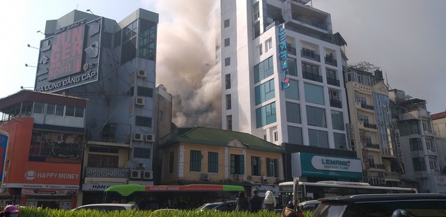 Hà Nội: Một ngôi nhà trên phố Hàng Bông bốc cháy, cột khói đen cao hàng trăm mét - Ảnh 2.