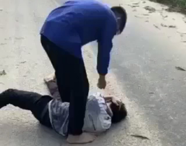 Thừa Thiên Huế: Một học sinh THPT ở huyện miền núi bị bạn đánh đập giữa đường - Ảnh 1.