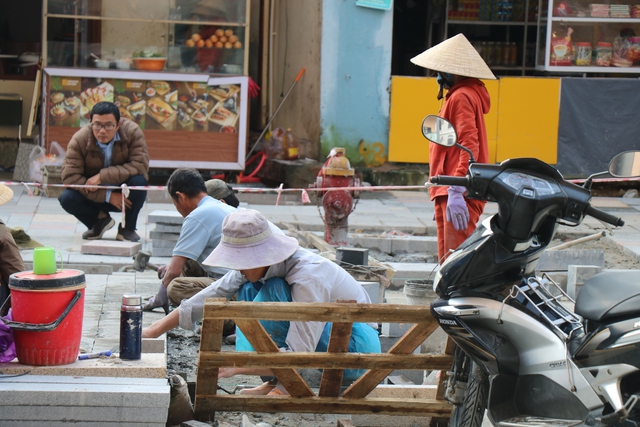 Cận cảnh tuyến đường Hai Bà Trưng ở Huế đang được chỉnh trang để hình thành phố đi bộ - Ảnh 8.