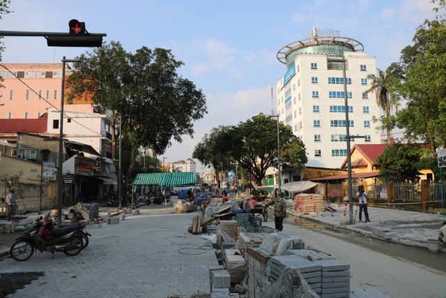Cận cảnh tuyến đường Hai Bà Trưng ở Huế đang được chỉnh trang để hình thành phố đi bộ - Ảnh 1.