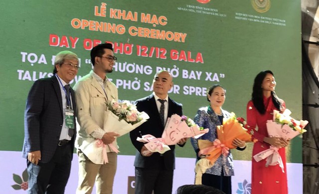 Admin Hà thành cùng Hoa hậu H'hen Nie về Nam Định thưởng thức phở làng nghề 100 năm tuổi - Ảnh 1.