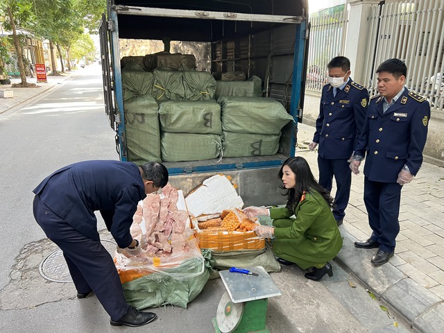 Phát hiện 2 tấn nầm lợn, tràng trứng gà không đảm bảo vệ sinh thú y đang chuẩn bị vận chuyển xuyên tâm Thủ đô - Ảnh 2.