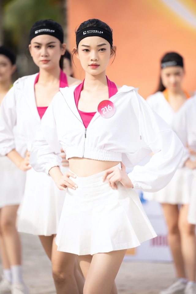 Cận cảnh đường cong Top 35 Hoa hậu Việt Nam trong phần thi Người đẹp thể thao - Ảnh 3.