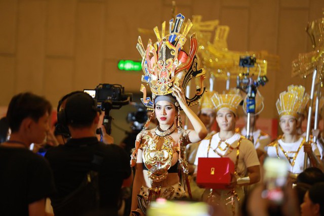 Cận cảnh vương miện lấy cảm hứng từ đôi chim Lạc của Hoa hậu Việt Nam 2022 - Ảnh 1.