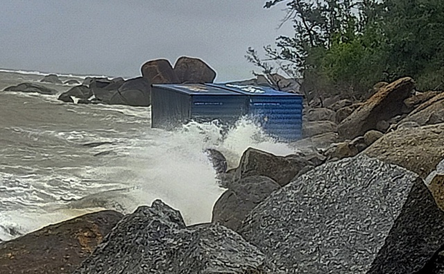 Sóng lớn hất văng 10 container chứa tủ lạnh, máy giặt xuống biển - Ảnh 1. Sóng lớn hất văng 10 container chứa tủ lạnh, máy giặt xuống biển - Ảnh 1.