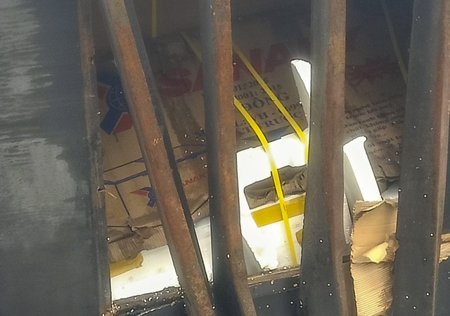 Sóng lớn hất văng 10 container chứa tủ lạnh, máy giặt xuống biển - Ảnh 2. Sóng lớn hất văng 10 container chứa tủ lạnh, máy giặt xuống biển - Ảnh 2.