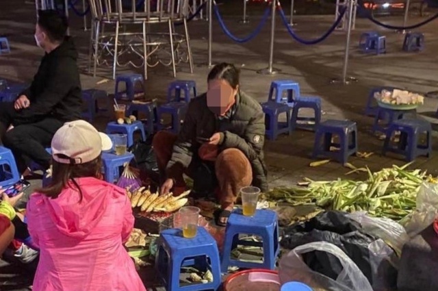 Ăn vặt ở Hồ Gươm, nhóm bạn trẻ bị 'chặt chém' 80.000 đồng cho 1 củ khoai nướng - Ảnh 1.