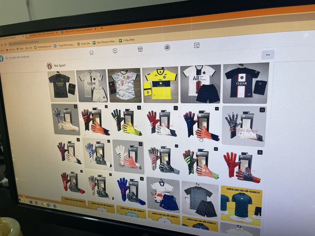 Lợi dụng World Cup, tiểu thương Hà Nội rao bán gần 30.000 bộ quần áo thể thao giả mạo nhãn hiệu - Ảnh 3.