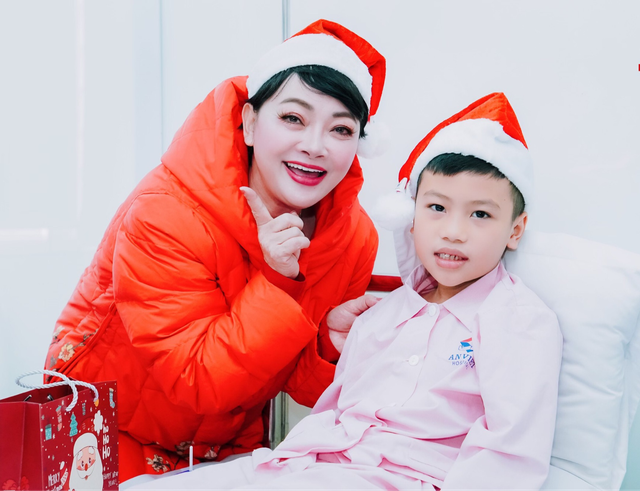 Nghệ sĩ Trà My đến bệnh viện tặng quà Giáng sinh cho bệnh nhân nhi
- Ảnh 2.