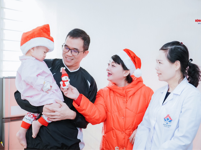 Nghệ sĩ Trà My đến bệnh viện tặng quà Giáng sinh cho bệnh nhân nhi
- Ảnh 4.