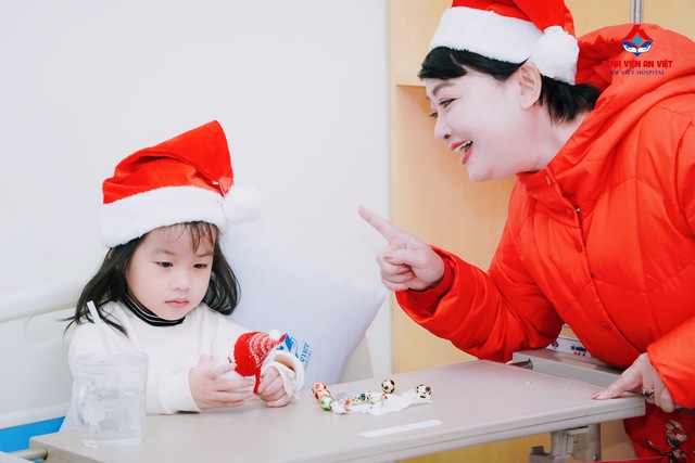 Nghệ sĩ Trà My đến bệnh viện tặng quà Giáng sinh cho bệnh nhân nhi
- Ảnh 3.