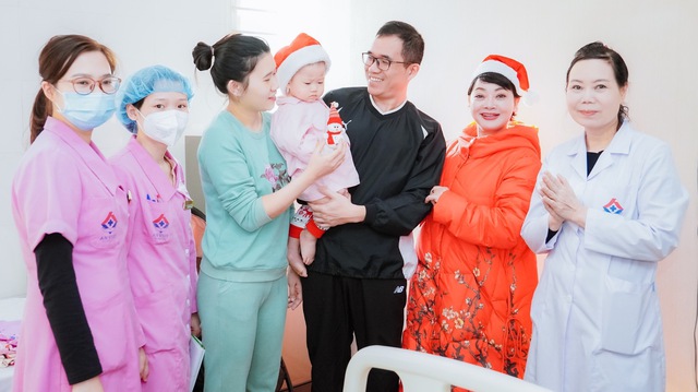 Nghệ sĩ Trà My đến bệnh viện tặng quà Giáng sinh cho bệnh nhân nhi
- Ảnh 7.