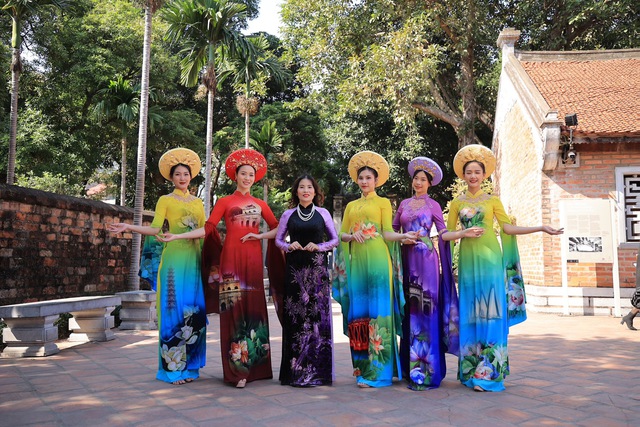 NTK Lanise mang BST Di sản Hà Nội trình diễn show Tinh hoa áo dài Việt của Đỗ Trịnh Hoài Nam 
 - Ảnh 2.