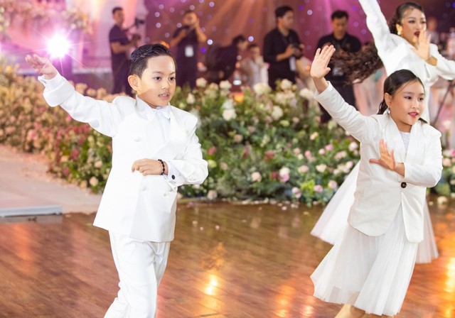 Đám cưới Khánh Thi - Phan Hiển: Bữa tiệc của những bước nhảy, MC Trấn Thành là người tiếc nuối nhất - Ảnh 4.