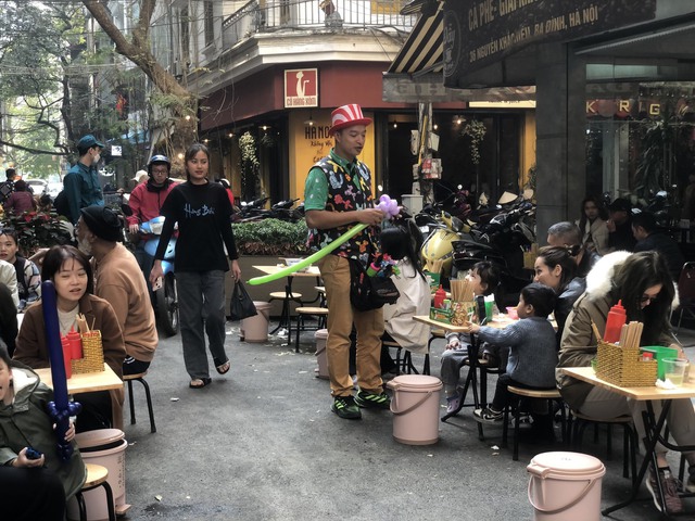 Tuyến phố ẩm thực kết hợp đi bộ thứ 2 của Hà Nội tấp nập người dân, du khách dịp cuối tuần - Ảnh 2.