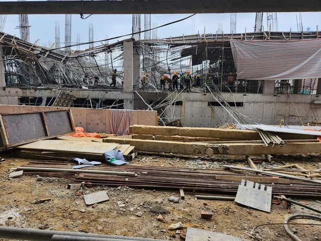 Nguyên nhân ban đầu vụ sập sàn bê tông tòa nhà thương mại ở TP Vinh - Ảnh 2.