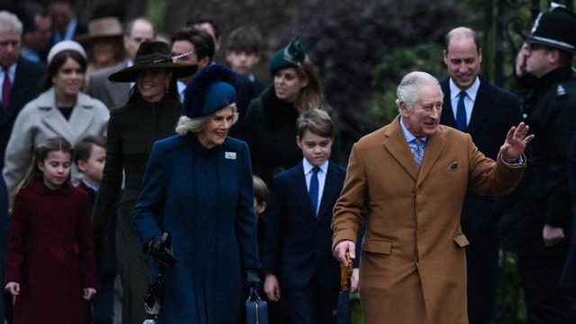 Hình ảnh &quot;Hoàng tử bé&quot; nước Anh với biểu cảm &quot;cưng xỉu&quot; khi đón Giáng sinh cùng gia đình lấn át lùm xùm mà nhà Sussex gây ra - Ảnh 4.
