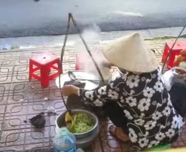 Thông tin mới vụ người phụ nữ đổ thức ăn thừa vào nồi ở Khánh Hòa - Ảnh 1.