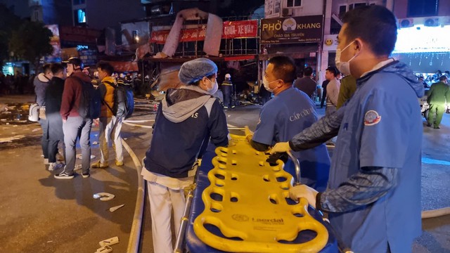 Hà Nội: Cửa hàng sửa chữa xe máy bất ngờ phát nổ, rung chấn cả một khu vực rồi bốc cháy, nhiều người bị thương - Ảnh 4.