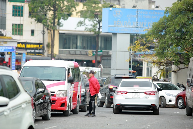 Hà Nội: Xếp hàng hơn 2 giờ đồng hồ, nhiều tài xế vẫn chưa được đăng kiểm xe - Ảnh 10.