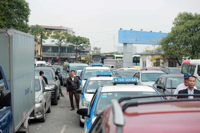 Hà Nội: Xếp hàng hơn 2 giờ đồng hồ, nhiều tài xế vẫn chưa được đăng kiểm xe - Ảnh 4.