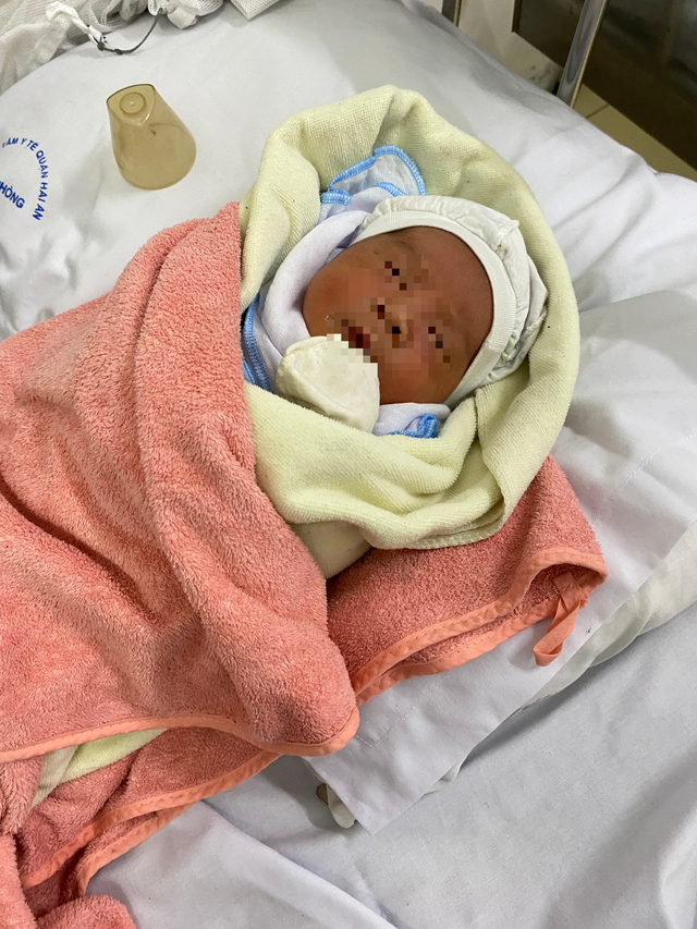 Hải Phòng: Trẻ sơ sinh bị bỏ rơi trong trung tâm y tế - Ảnh 1.