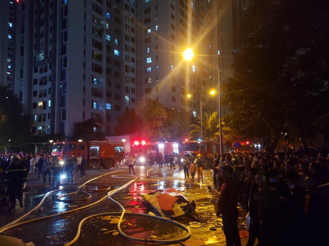 Hà Nội: Cửa hàng sửa chữa xe máy bất ngờ phát nổ, rung chấn cả một khu vực rồi bốc cháy, nhiều người bị thương - Ảnh 2.