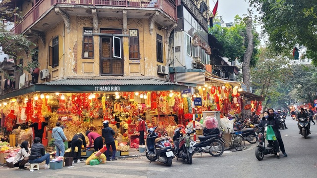 Hà Nội: Sản phẩm trang trí Tết Quý Mão ngập tràn phố Hàng Mã, giá chỉ từ 20.000 đồng - Ảnh 3.